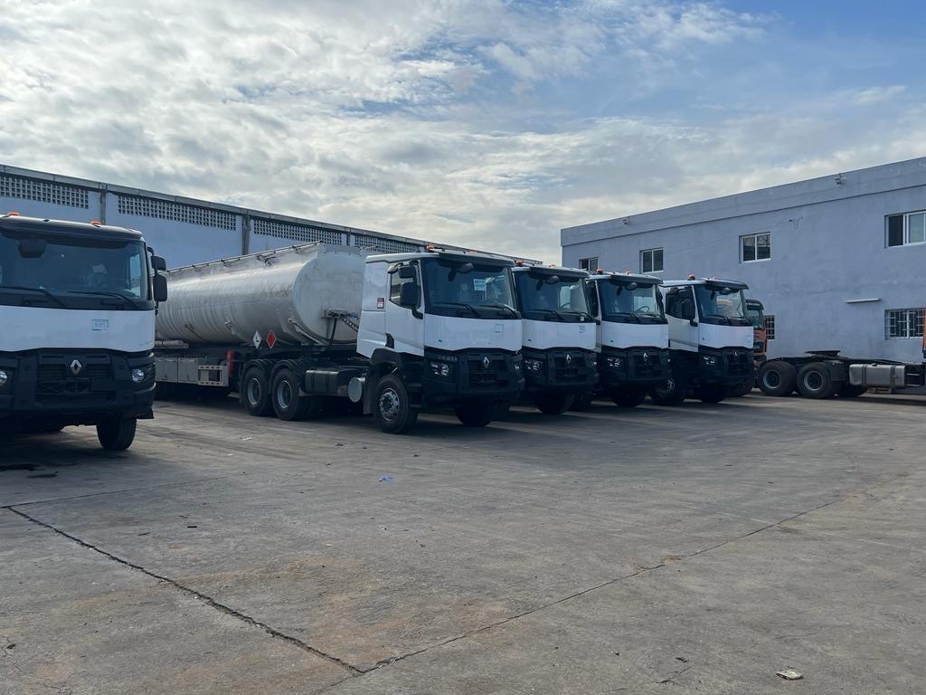 Tracteurs Renault et semi-remorque citerne sur le parc