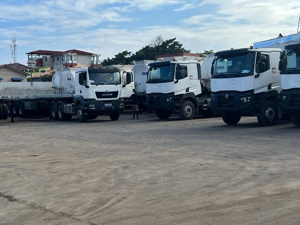 Tracteurs MAN et Renault stationnés sur le parc d'Abidjan