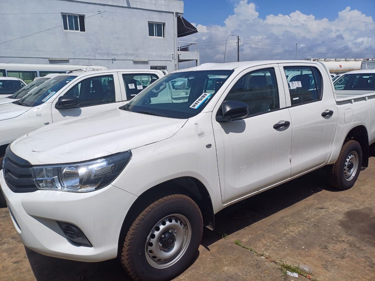 Pickup Toyota Hilux double cabine utilisé pour la distribution urbaine